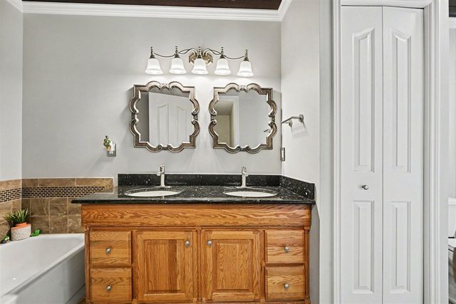 1176 Meadowood Drive, Waterford, MI 48327