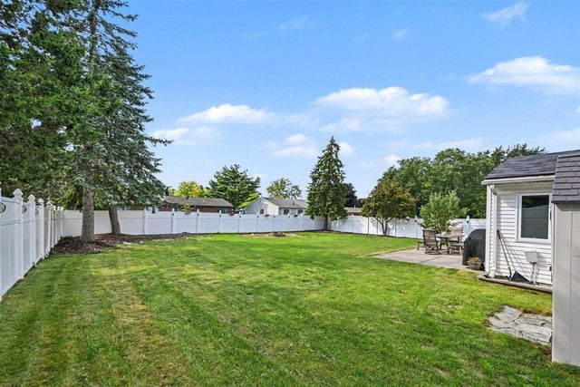 1176 Meadowood Drive, Waterford, MI 48327