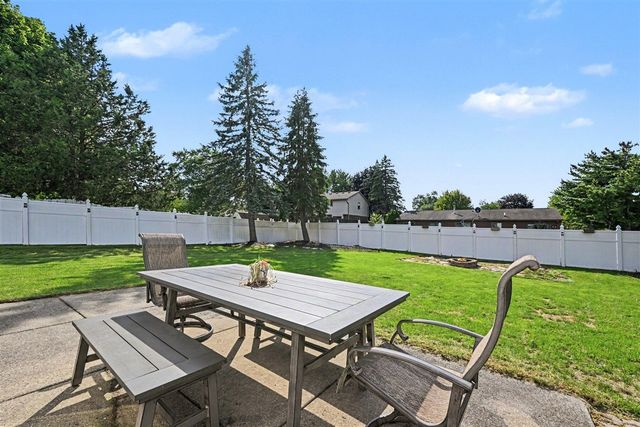 1176 Meadowood Drive, Waterford, MI 48327