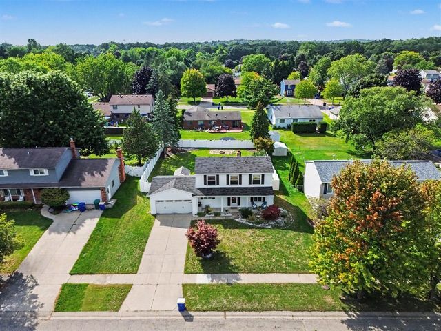 1176 Meadowood Drive, Waterford, MI 48327