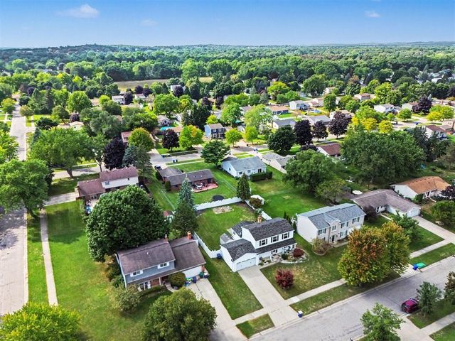 1176 Meadowood Drive, Waterford, MI 48327