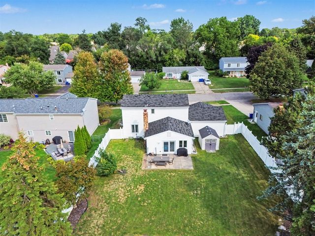 1176 Meadowood Drive, Waterford, MI 48327
