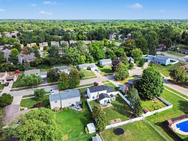 1176 Meadowood Drive, Waterford, MI 48327