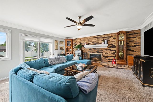 1176 Meadowood Drive, Waterford, MI 48327