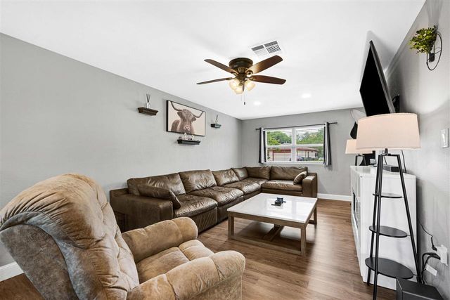 801 NW 40th St, Lawton, OK 73505
