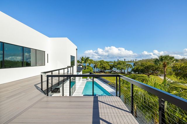 706 Lakeside Circle, North Palm Beach, FL 33408