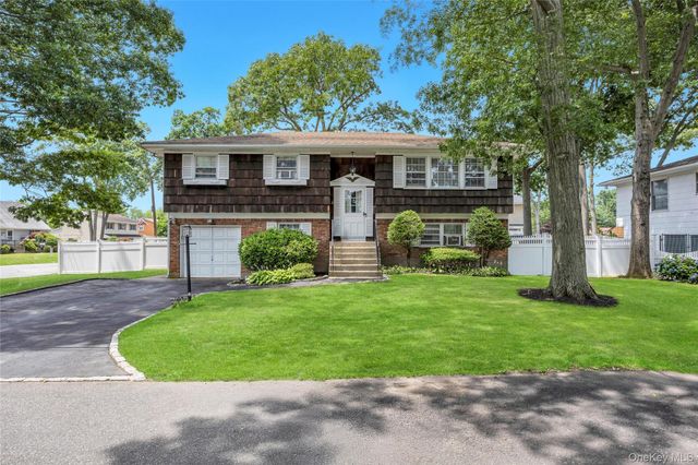 612 Vine Street, Babylon, NY 11702