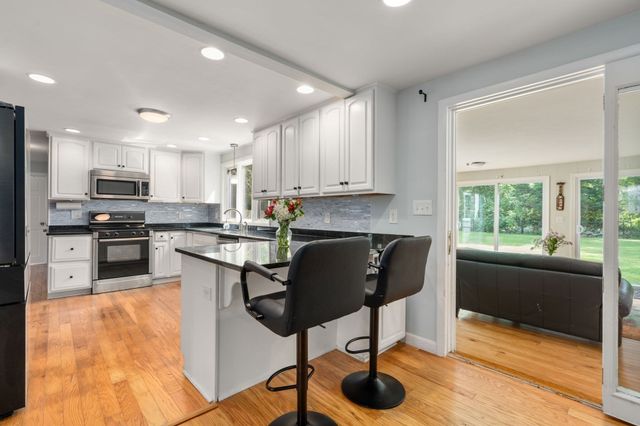 7 Lamphere Cir, Framingham, MA 01701