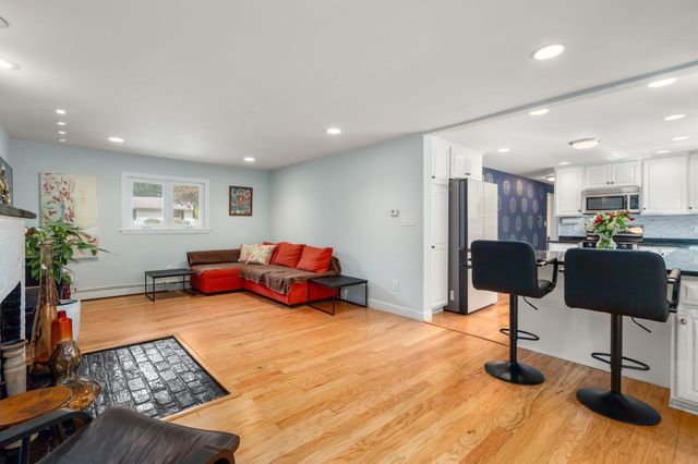 7 Lamphere Cir, Framingham, MA 01701