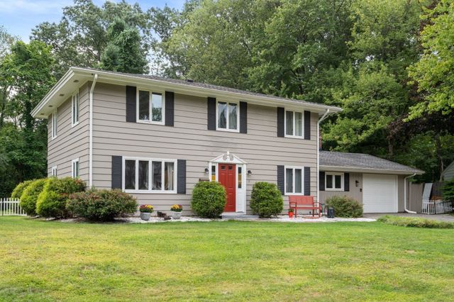 7 Lamphere Cir, Framingham, MA 01701