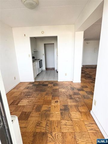 250 Gorge 17I, Cliffside Park, NJ 07010