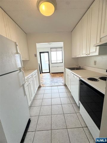 250 Gorge 17I, Cliffside Park, NJ 07010