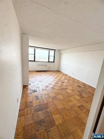 250 Gorge 17I, Cliffside Park, NJ 07010