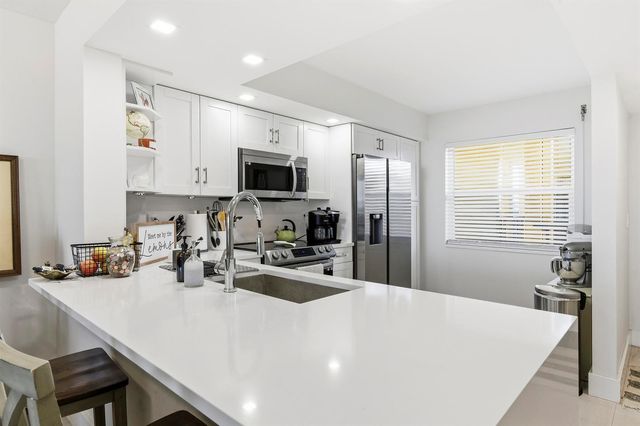 896 N Federal Highway 523, Lantana, FL 33462