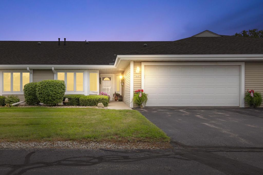 315 Hartford SQUARE #2, Hartford, WI 53027