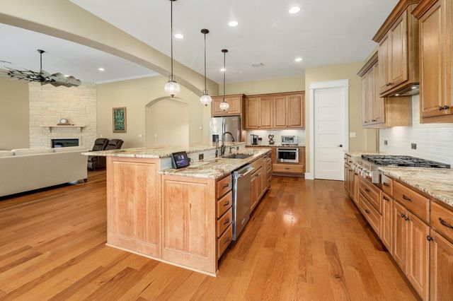 105 Arrowhead RD, Georgetown, TX 78633