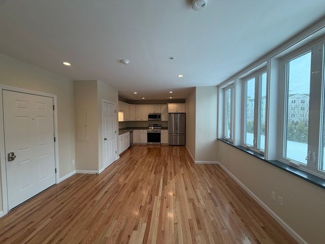 85 Lowell 6, Peabody, MA 01960