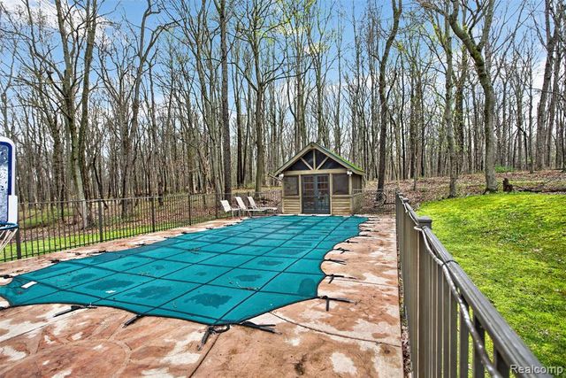 1960 Eastons Trail, Highland, MI 48357