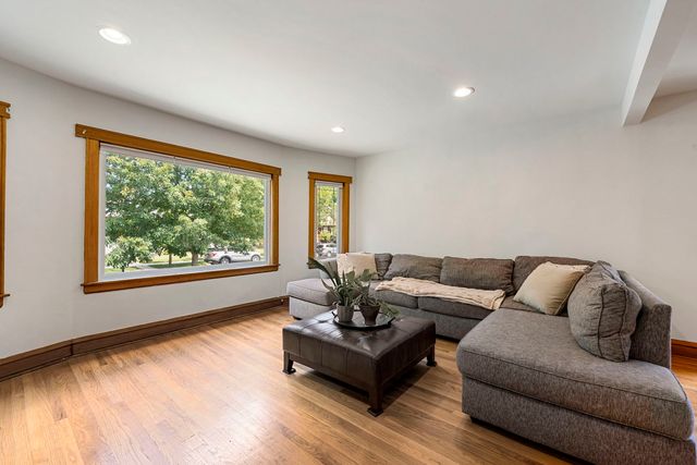 5121 W Newport Avenue, Chicago, IL 60641