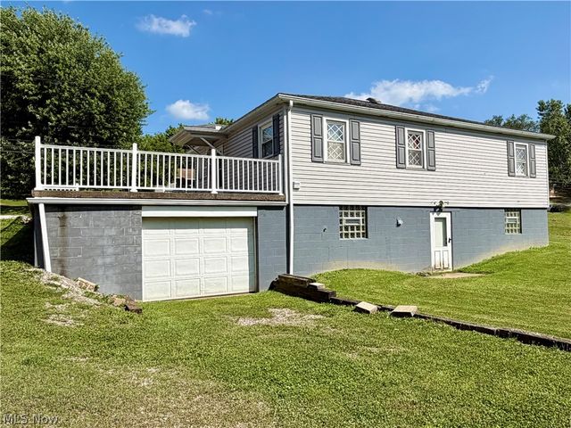 1833 Rolling Acres Road, New Cumberland, WV 26047