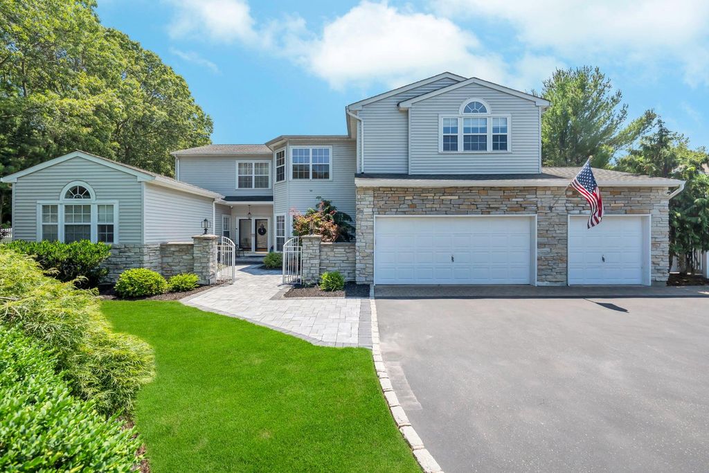 5 Clematis Court, Lake Grove, NY 11755