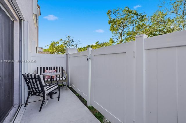 11611 NW 11th St 11611, Pembroke Pines, FL 33026