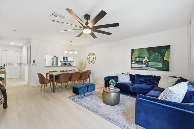 11611 NW 11th St 11611, Pembroke Pines, FL 33026