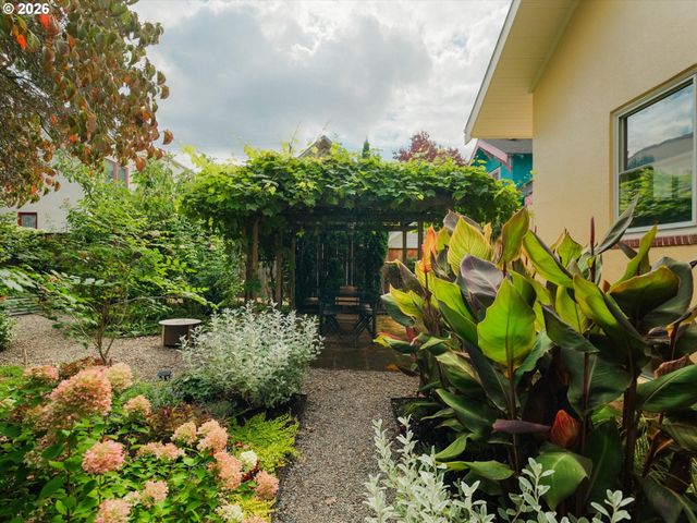 1922 Ne 13TH Ave, Portland, OR 97212
