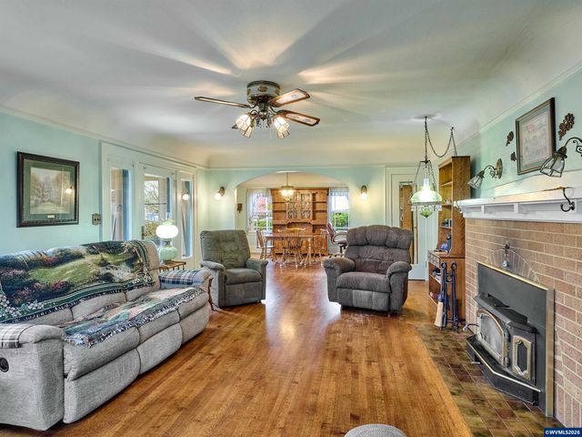 102 E 5th St, Molalla, OR 97038