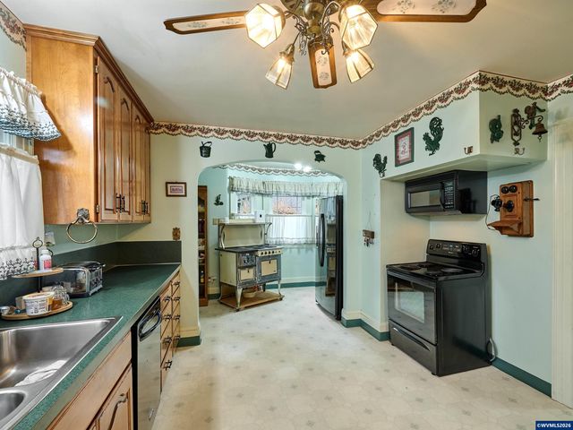 102 E 5th St, Molalla, OR 97038