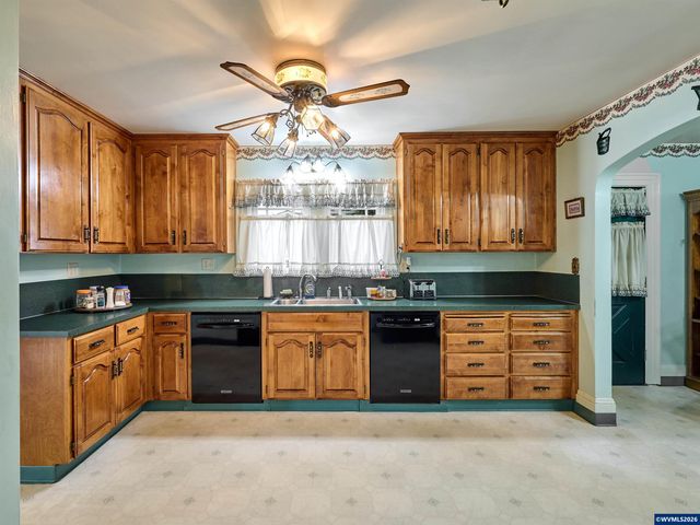 102 E 5th St, Molalla, OR 97038