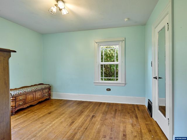 102 E 5th St, Molalla, OR 97038