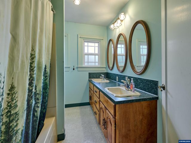 102 E 5th St, Molalla, OR 97038