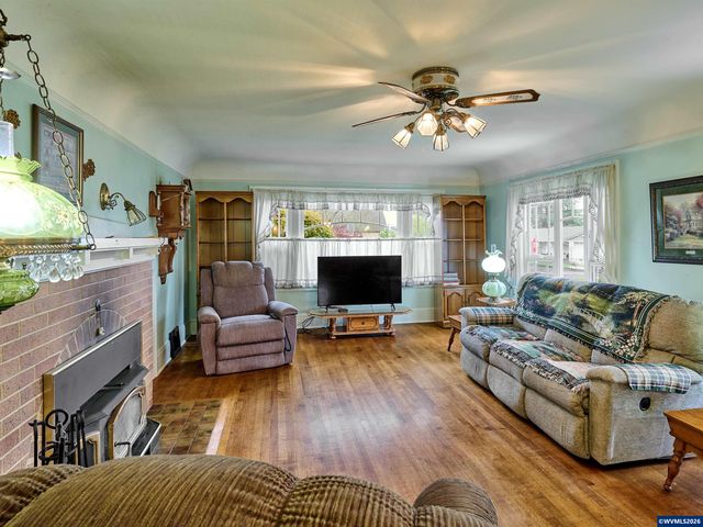 102 E 5th St, Molalla, OR 97038