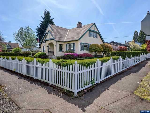 102 E 5th St, Molalla, OR 97038