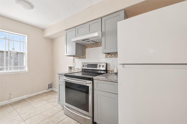9350 Country Creek Dr 1, Houston, TX 77036