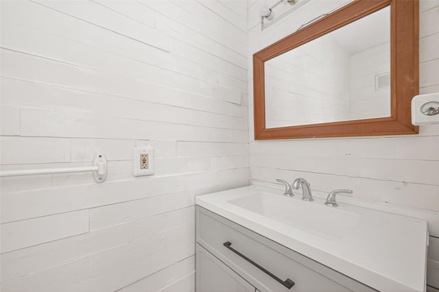 9350 Country Creek Dr 1, Houston, TX 77036
