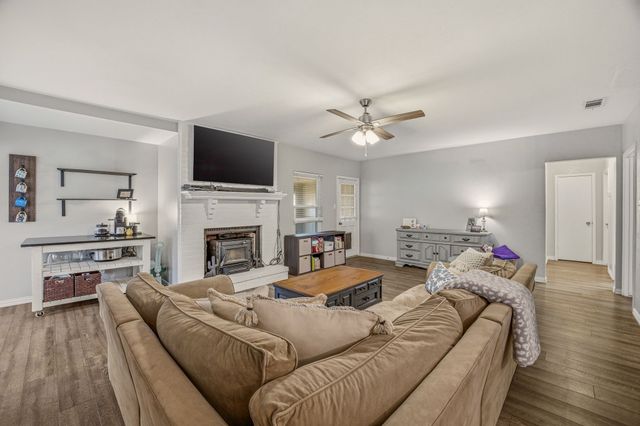 401 Meadow Ridge Drive, Cedar Hill, TX 75104