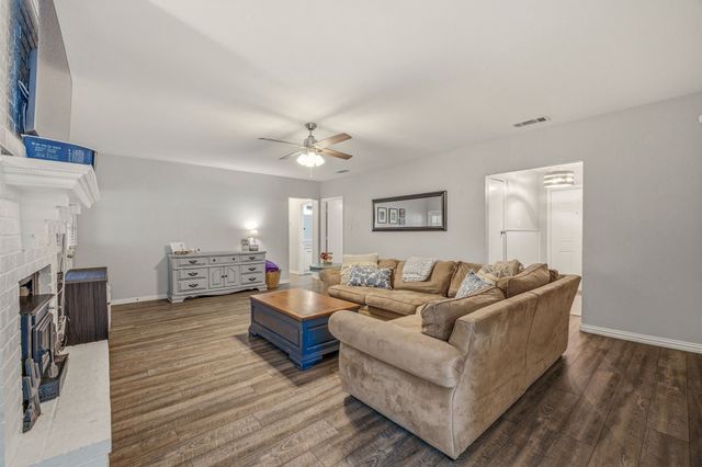 401 Meadow Ridge Drive, Cedar Hill, TX 75104