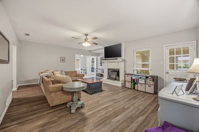 401 Meadow Ridge Drive, Cedar Hill, TX 75104