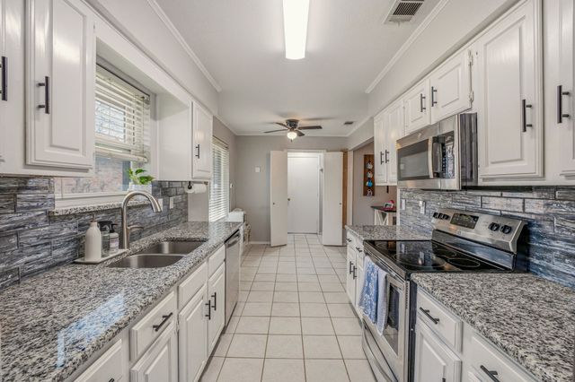 401 Meadow Ridge Drive, Cedar Hill, TX 75104