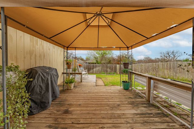 401 Meadow Ridge Drive, Cedar Hill, TX 75104