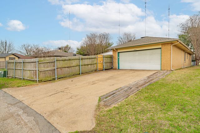 401 Meadow Ridge Drive, Cedar Hill, TX 75104