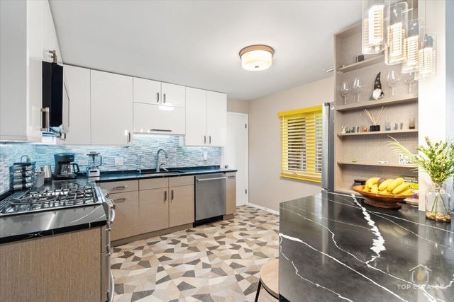 1550 Sandpebble Drive 209, Wheeling, IL 60090