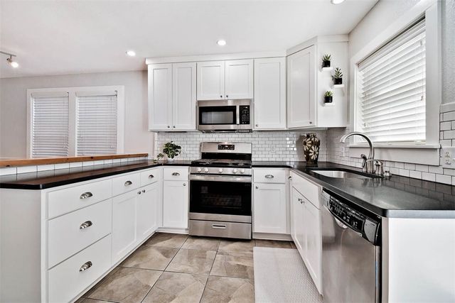 452 SW B Street, Bentonville, AR 72712