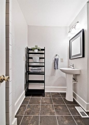 452 SW B Street, Bentonville, AR 72712