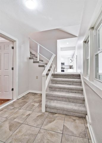 452 SW B Street, Bentonville, AR 72712