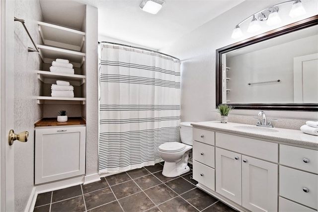 452 SW B Street, Bentonville, AR 72712