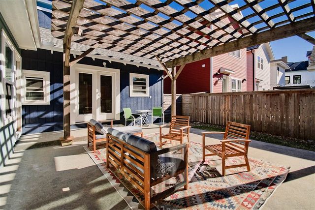 452 SW B Street, Bentonville, AR 72712