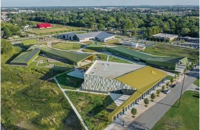 452 SW B Street, Bentonville, AR 72712